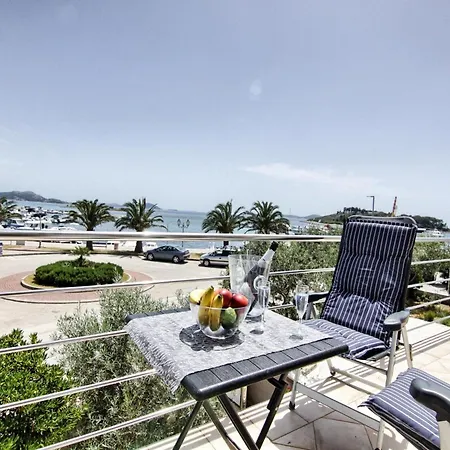 Victoria - One Bedroom With Terrace And Sea View A1 * Pakoštane